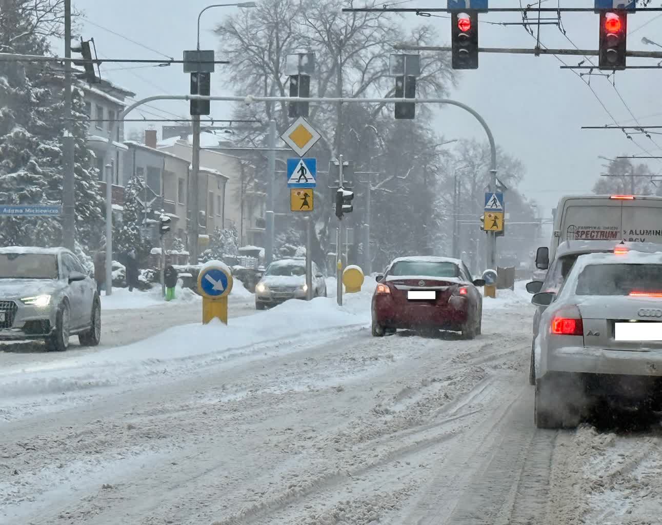 Przejezdnie, ale ślisko. Zimowa sytuacja na drogach regionu