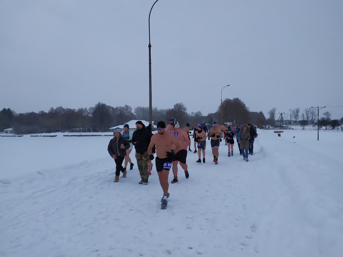 Zima im niestraszna. Pobiegli „na golasa” [ZDJĘCIA]