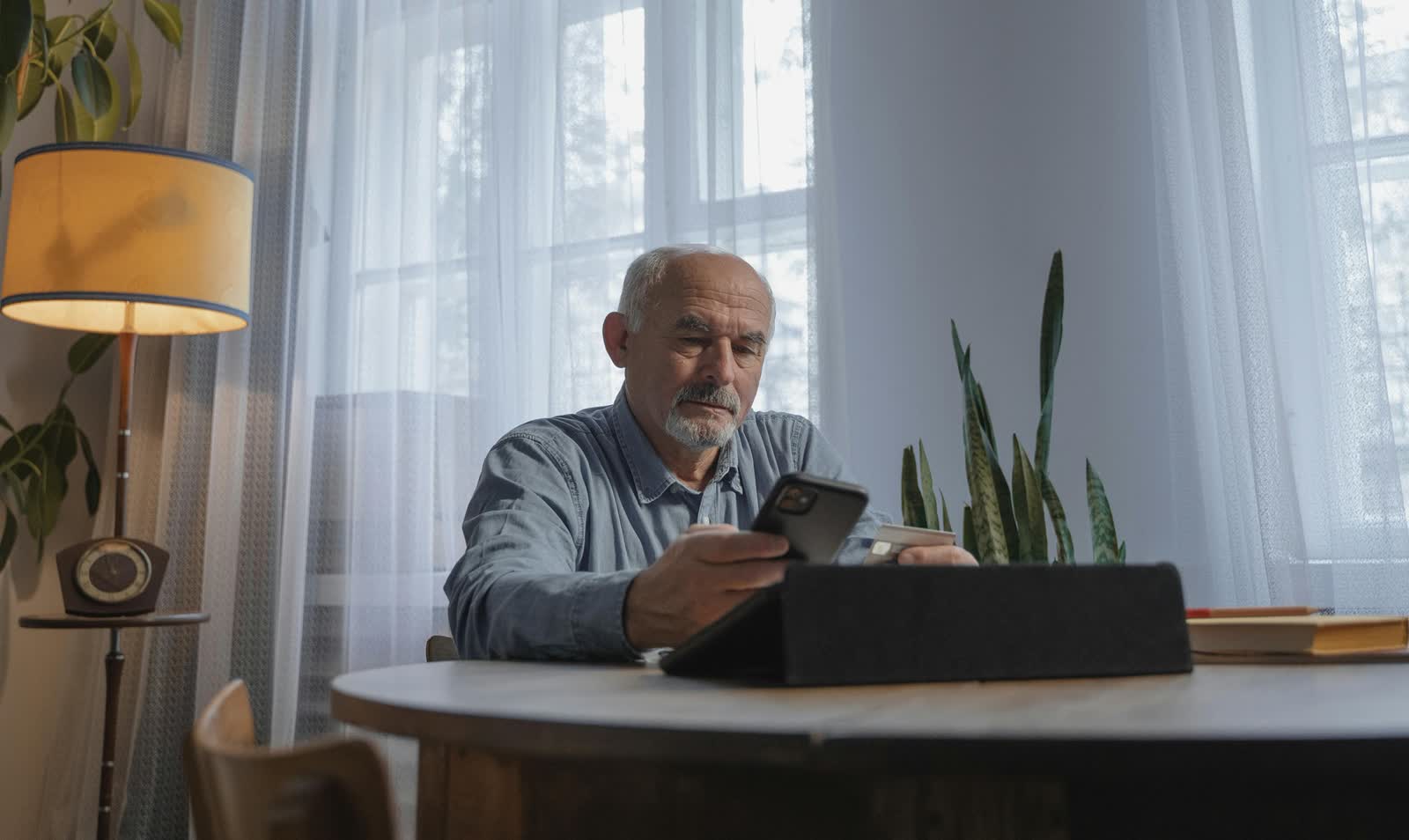 Uwierzył, iż rozmawia z synem. 66-latek stracił oszczędności