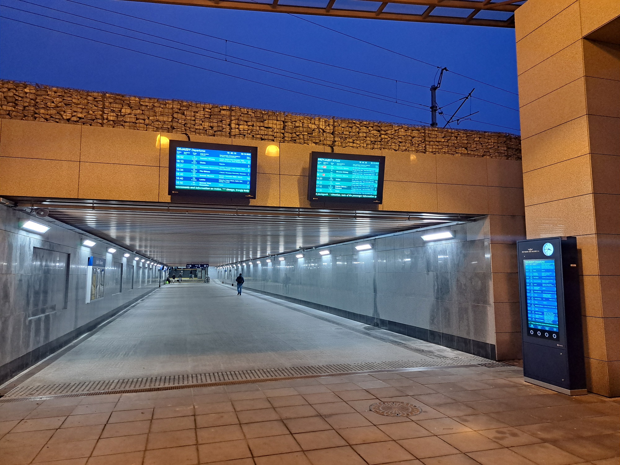 Lubelskie na torze rozwoju. Co zmieniło się na kolei w 2025 roku? 3 Wyświetlacze z rozkładem jazdy w przejściu podziemnym na stacji Lublin Gówny, fot. M.Kornecki.jpg