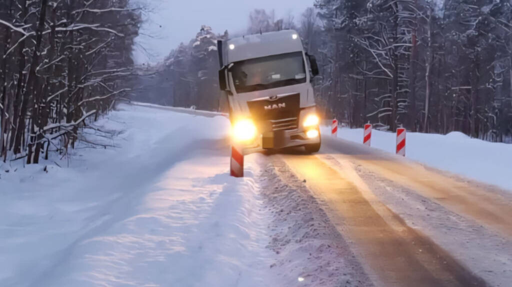 Zima daje się we znaki. DW 812 zablokowana przez ciężarówkę 1 EAttachments9268274a569d737e4719bf3b217115494aed241 xl