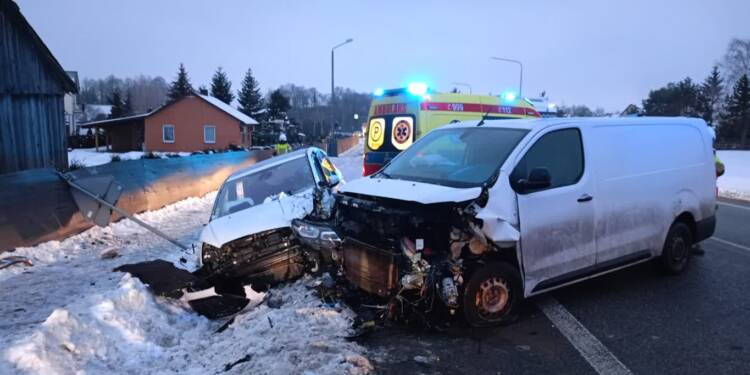 Zderzenie na drodze krajowej. Dwie osoby ranne 1 EAttachments9292403f34dc6a96d1ee73f25ca2ad2c538acf5 xl