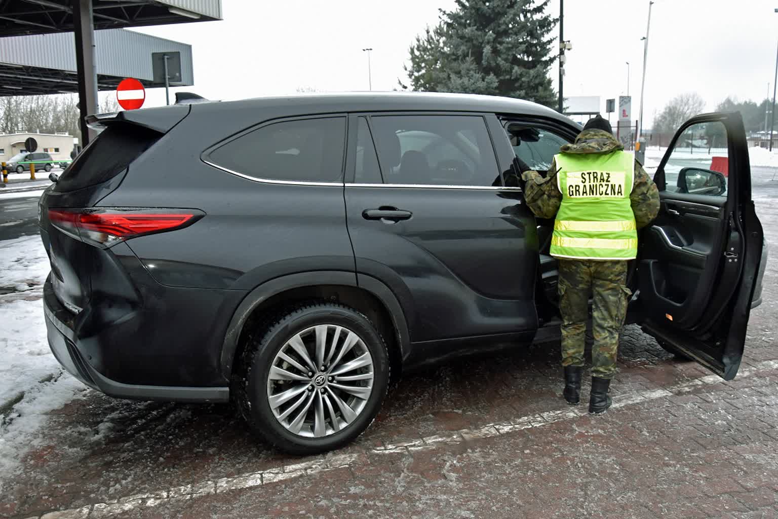 Fałszywe tablice i VIN. Straż graniczna odzyskała skradzione auto 2 12-339162.jpg