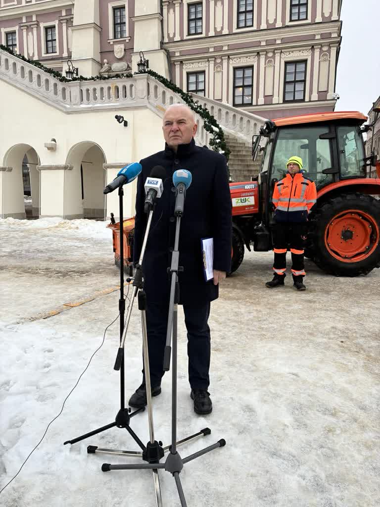 Odśnieżanie z MMS-em w tle. Nietypowe działanie prezesa zamojskiego PGK 2 623895859_877651388388132_1123943675269733896_n.jpg