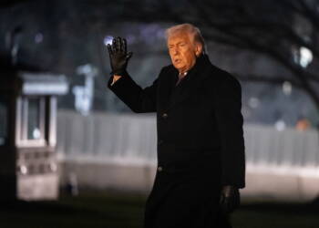 epa12673136 US President Donald Trump walks on the South Lawn of the White House after disembarking from Marine One in Washington, DC, USA, 22 January 2026.  EPA/Francis Chung / POOL 
Dostawca: PAP/EPA.