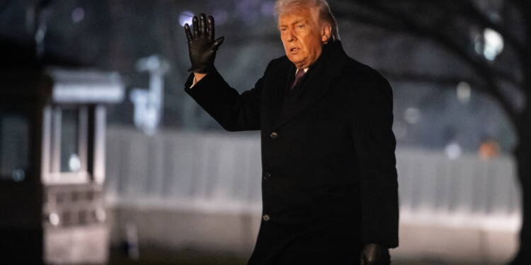 epa12673136 US President Donald Trump walks on the South Lawn of the White House after disembarking from Marine One in Washington, DC, USA, 22 January 2026.  EPA/Francis Chung / POOL 
Dostawca: PAP/EPA.