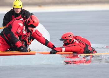 2025-02-26T10:35:58:07 ,  Fot. Piotr Michalski 
2025.02.26. LUBLIN . ZALEW ZEMBORZYCKI . CWICZENIA STRAZ POZARNA . RATOWANIE POSZKODOWANEGO Z PRZEREBEL .
FOT. PIOTR MICHALSKI