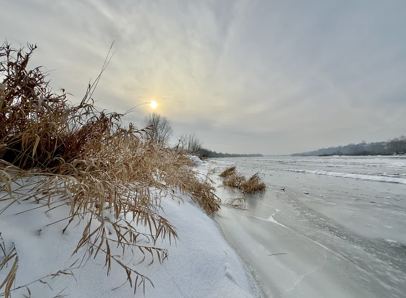 Mrozy nie gwarantują bezpieczeństwa. Wchodzenie na zamarznięte rzeki i zbiorniki grozi tragedią