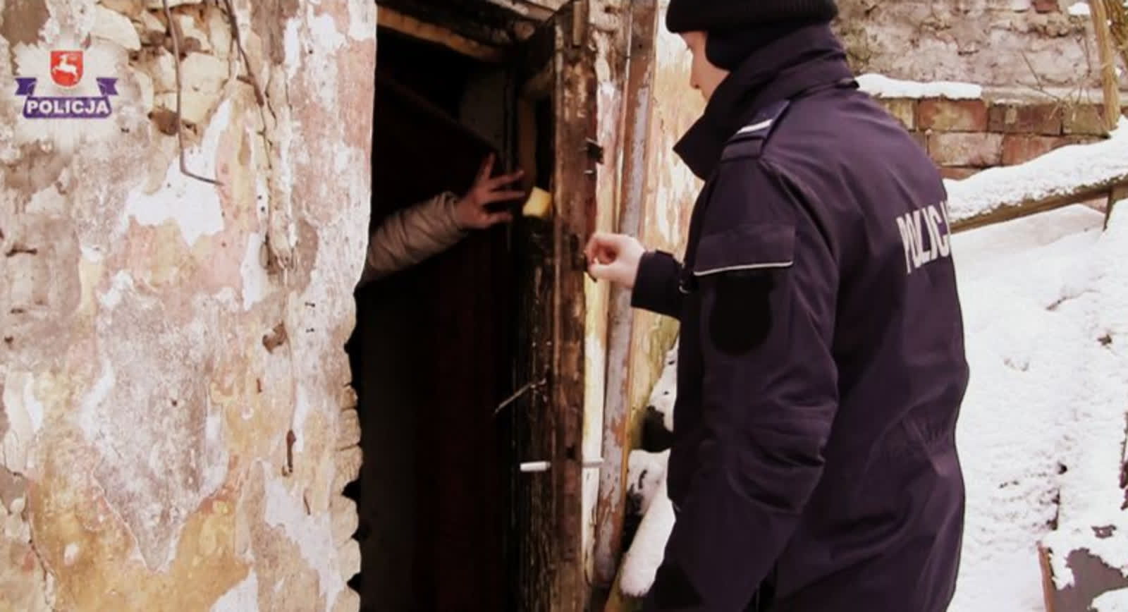 Mróz śmiertelnie niebezpieczny. Policja pomaga i apeluje: nie bądźmy obojętni