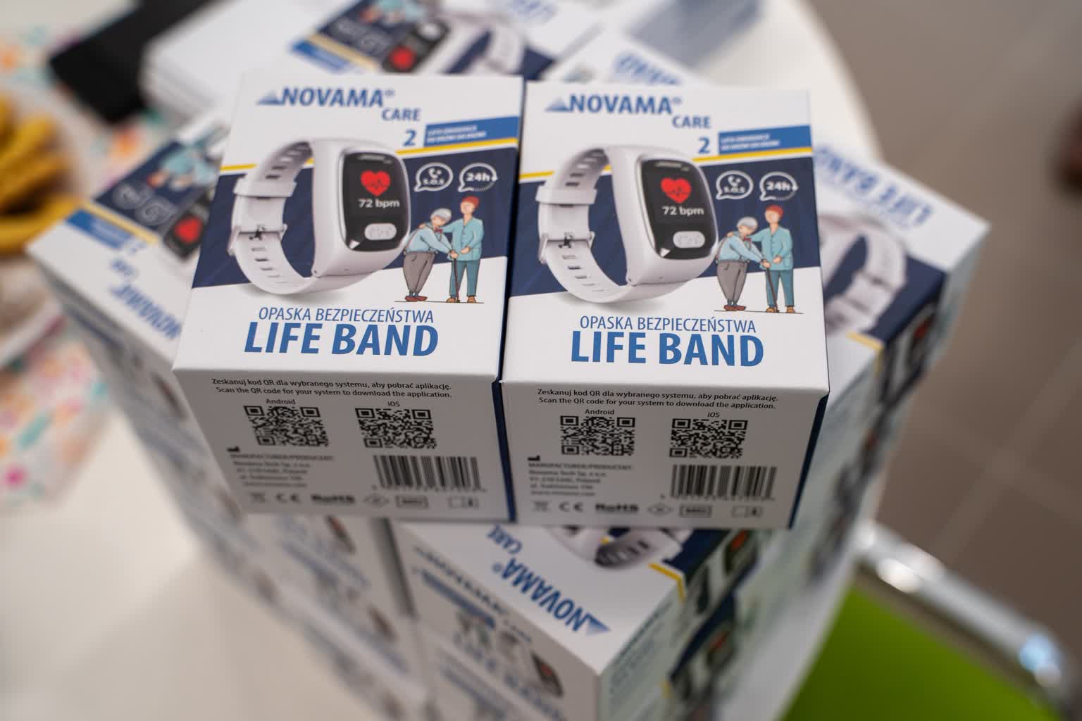 Bezpieczni seniorzy w Łęcznej. Miasto rozdaje opaski monitorujące zdrowie 2 623256855_1469247208542769_7475408021479711172_n.jpg