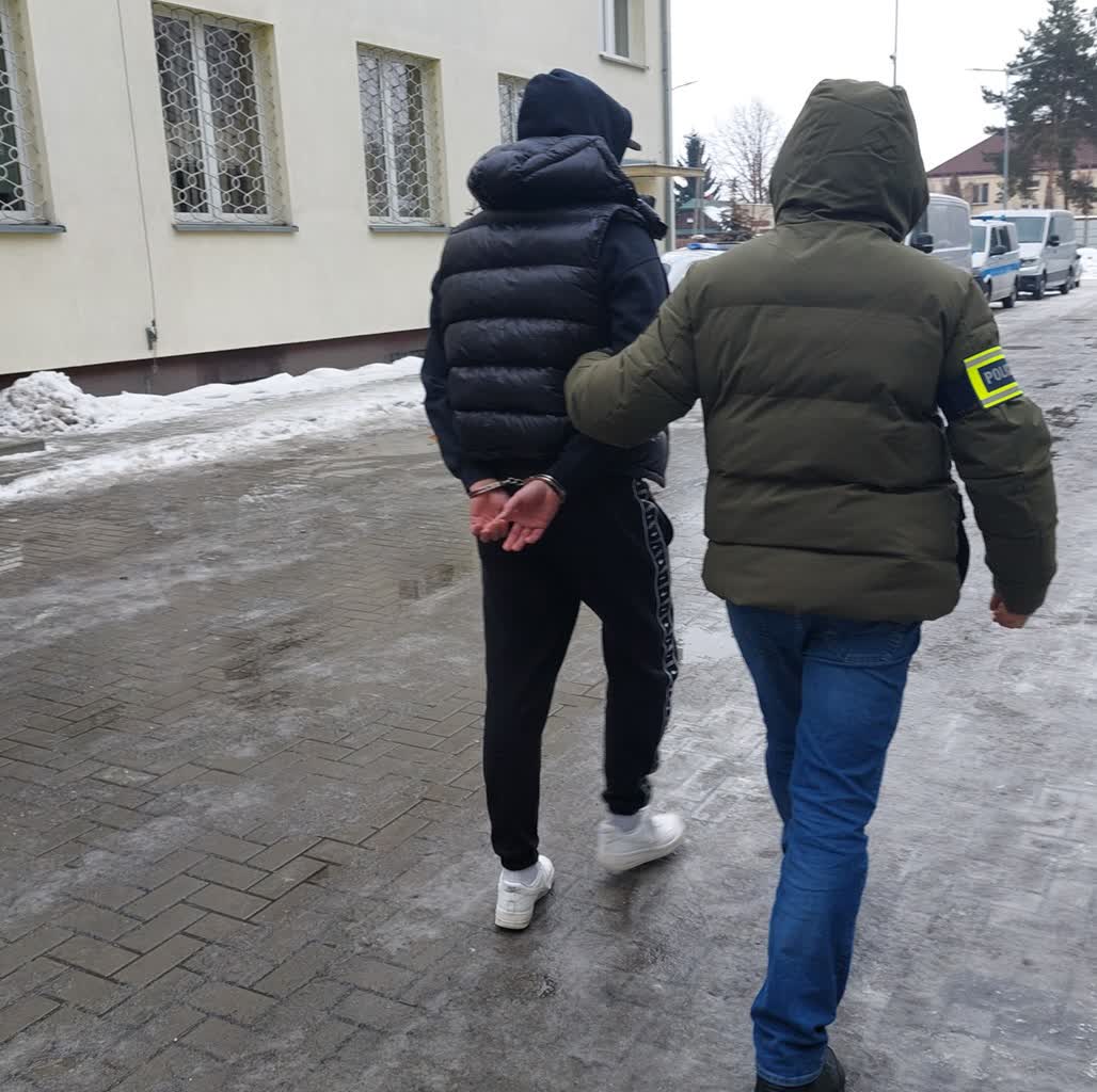 Kradli paliwo na cudzych tablicach. Zarzuty dla dwóch mężczyzn 2 343-284572.jpg