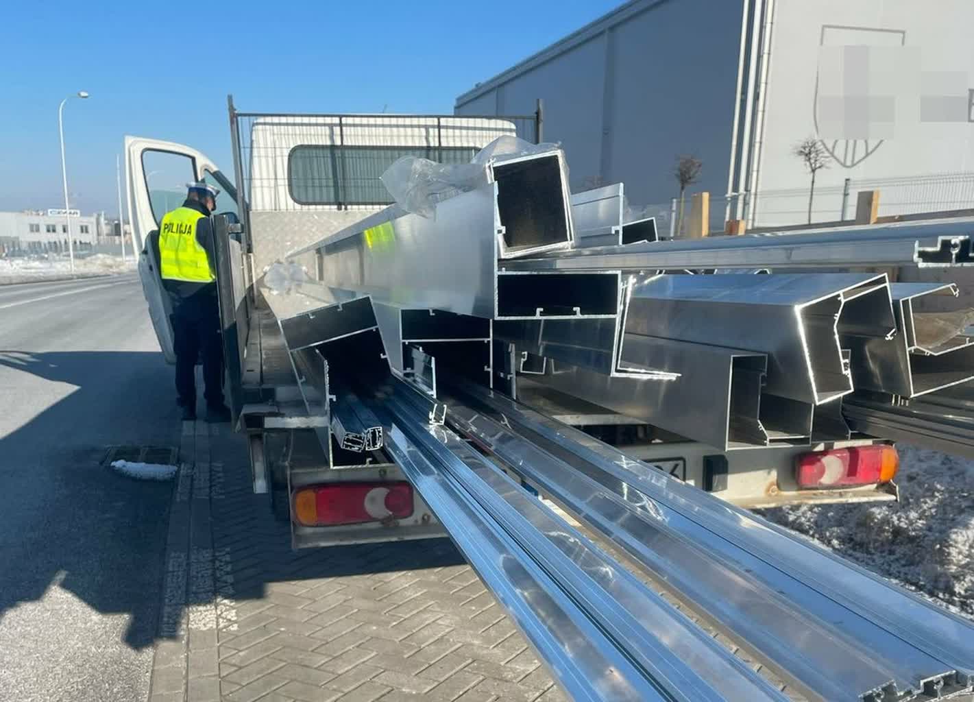 Ponad 200 wykroczeń. Ciężarówki i busy pod kontrolą 2 350-284606.jpg