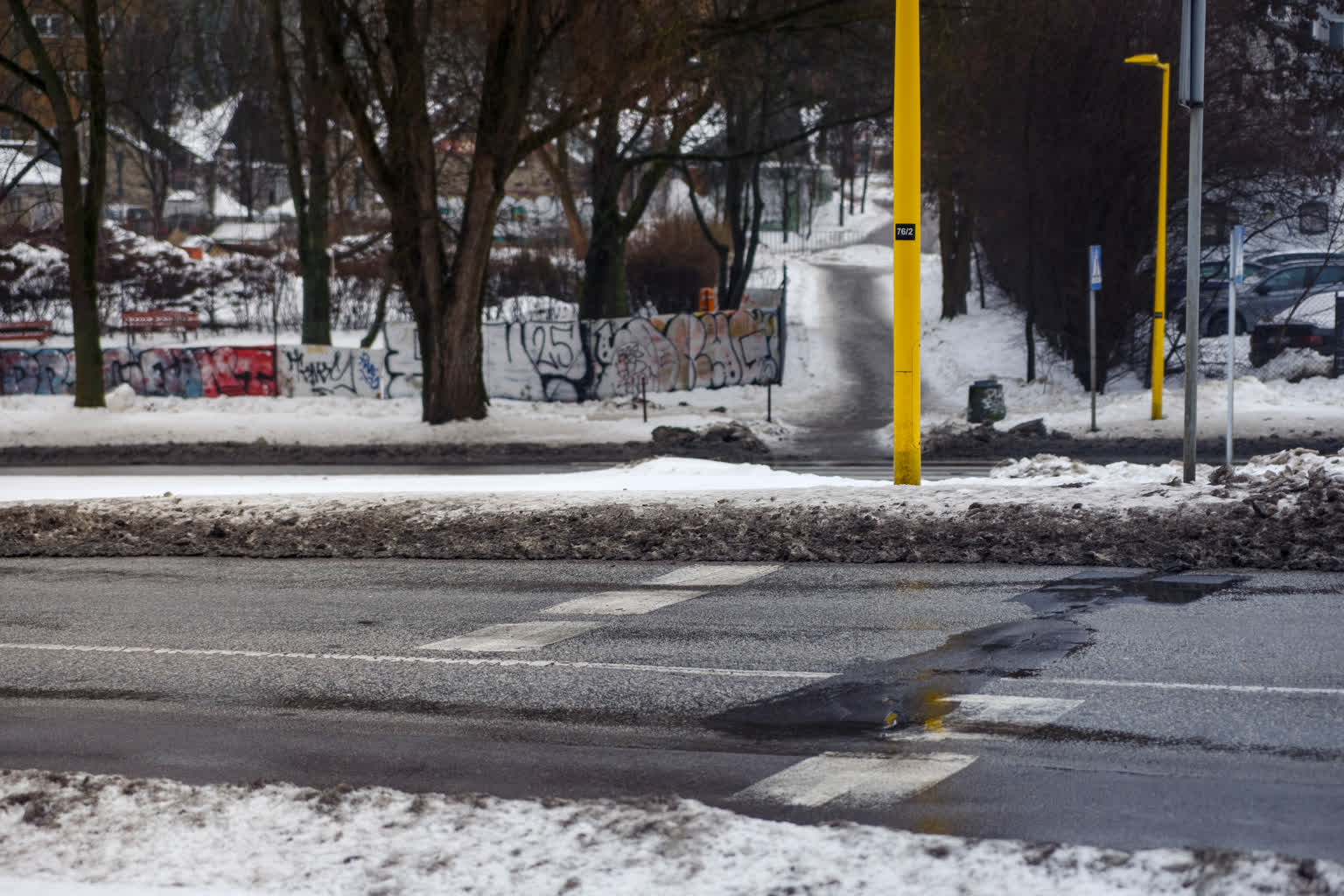 „Wszystko już wyłazi”. Zima podziurawiła ulice [ZDJĘCIA]