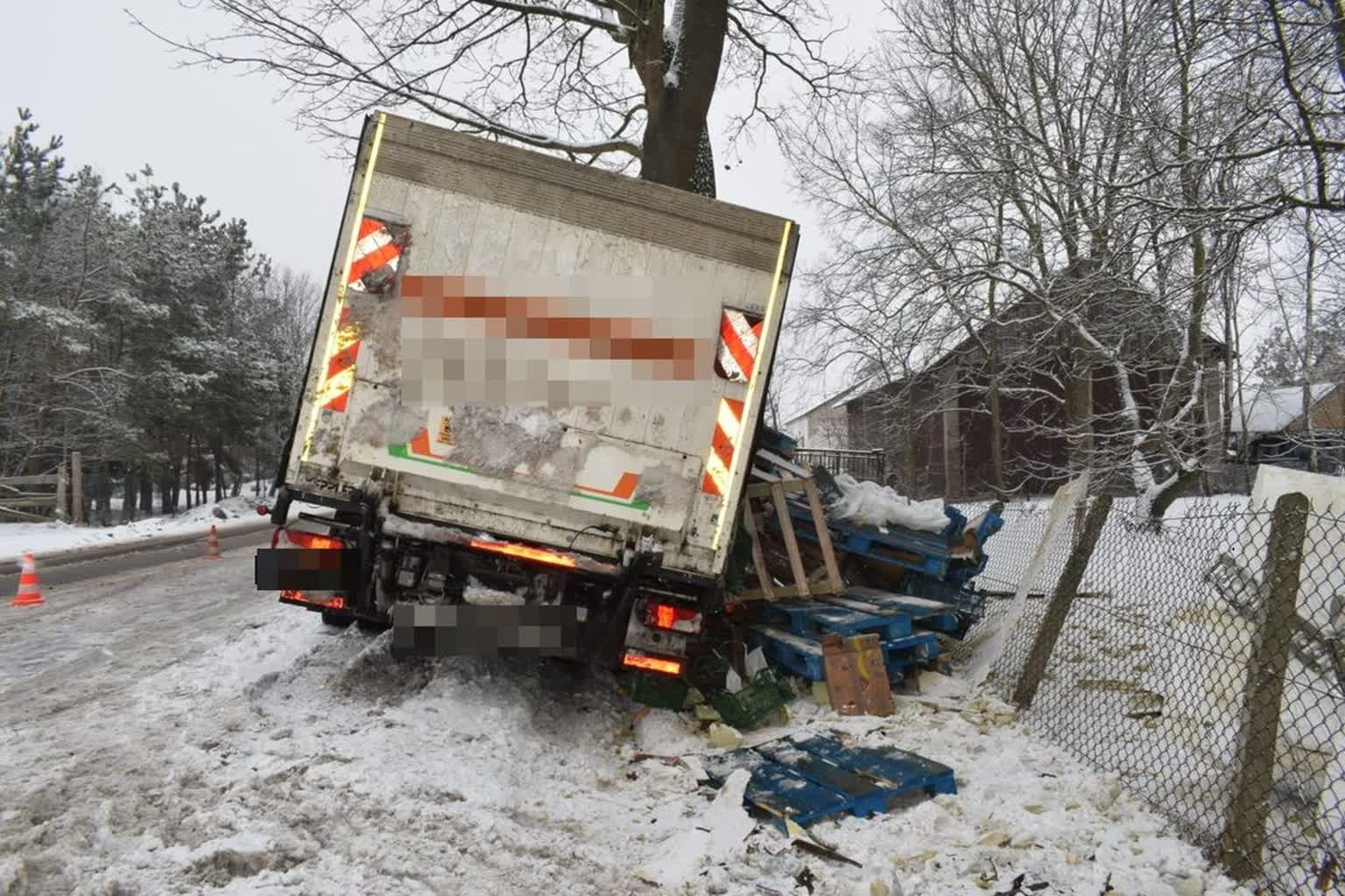 Wjechał w drzewo. Pasażer utknął w pojeździe [ZDJĘCIA]