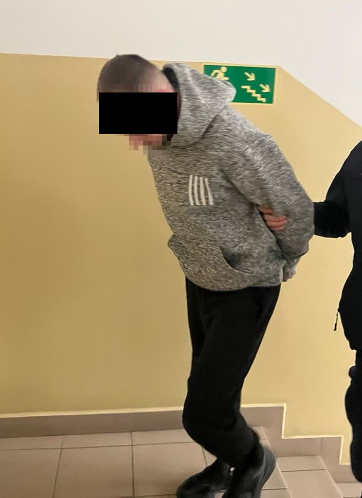 Ukradli kawę i słodycze, grozili ekspedientce. Dwaj mężczyźni zatrzymani 2 355-284964.jpg