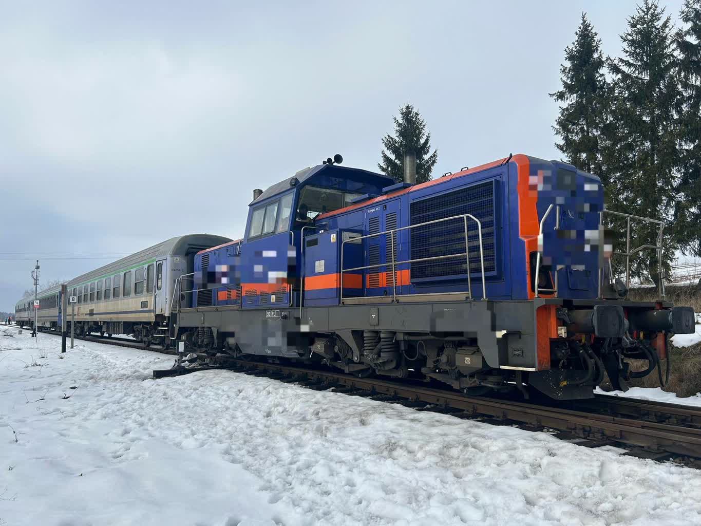 Wjechał wprost pod nadjeżdżający pociąg [ZDJĘCIA]