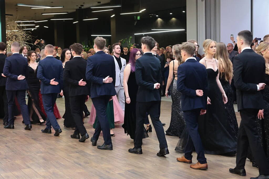 "Dawny klimat". Studniówkowy bal w murach szkoły ma swój urok 1 EAttachments9335100ed824884fdbcaf435c3c1684a358ab67 xl