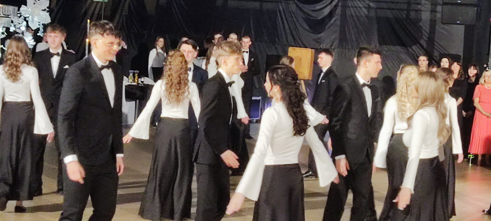 "Dawny klimat". Studniówkowy bal w murach szkoły ma swój urok 2 liceum 1.jpg