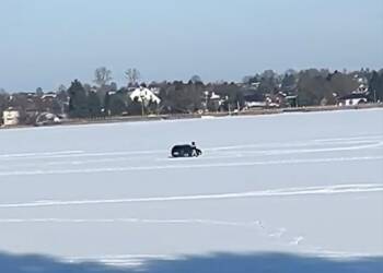 Wjechał autem na zamarznięty Zalew Zemborzycki. Interweniowała policja 2 EAttachments9348548f30b02e777f99fd4d8d6eb8db21ab1ea xl 1