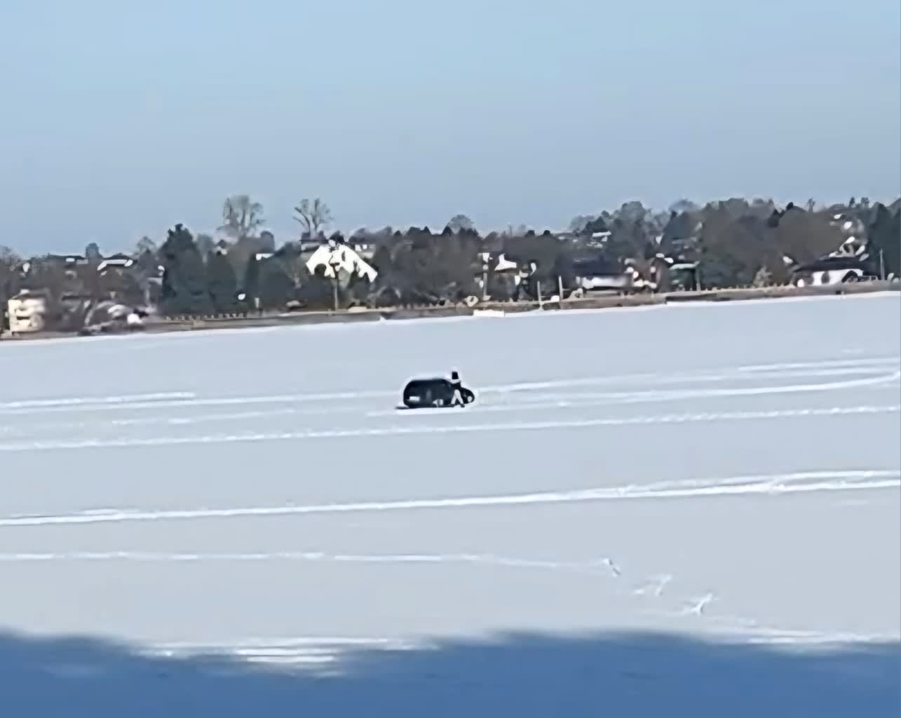 Wjechał autem na zamarznięty Zalew Zemborzycki. Interweniowała policja