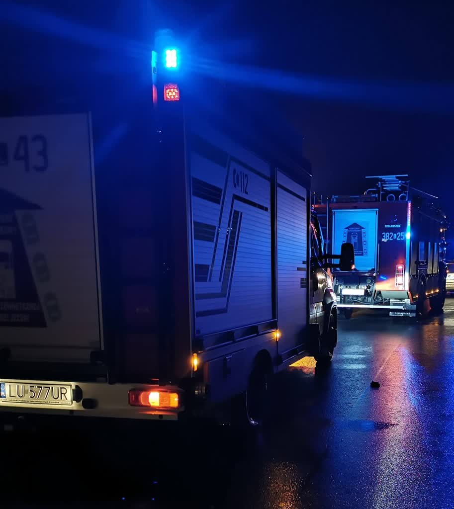 Pożar domu w Białej Podlaskiej. Na miejscu pracuje 5 zastępów straży pożarnej