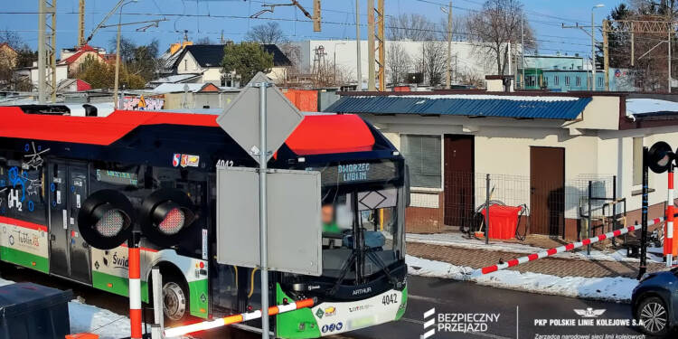 Mimo ostrzeżeń wjechał na przejazd. Chwile grozy dla pasażerów autobusu w Świdniku 1 EAttachments935728712ab0ba0ebb2e57e271b792896f97963 xl 1