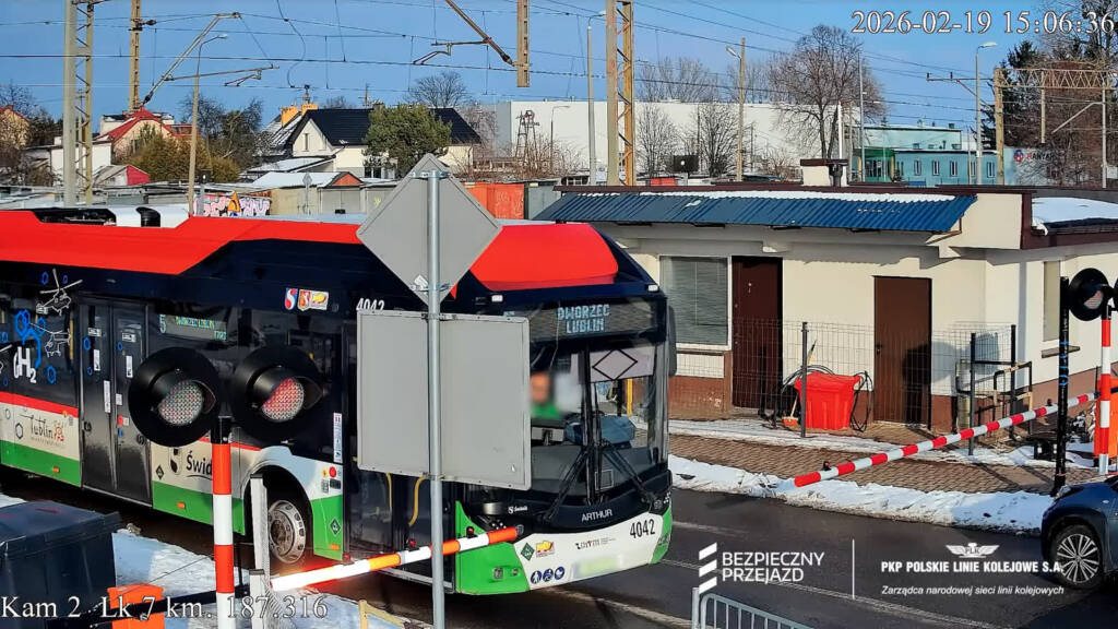 Autobus utknął na przejeździe. Niebezpieczna sytuacja w Świdniku 1 EAttachments935728712ab0ba0ebb2e57e271b792896f97963 xl