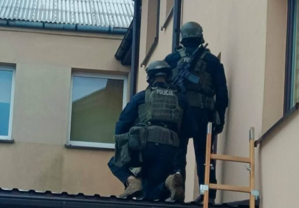 Spektakularna akcja policji w centrum Włodawy. Mężczyzna groził matce 2 EAttachments9358249b25d727fdd82882a8455893f4046af9d xl