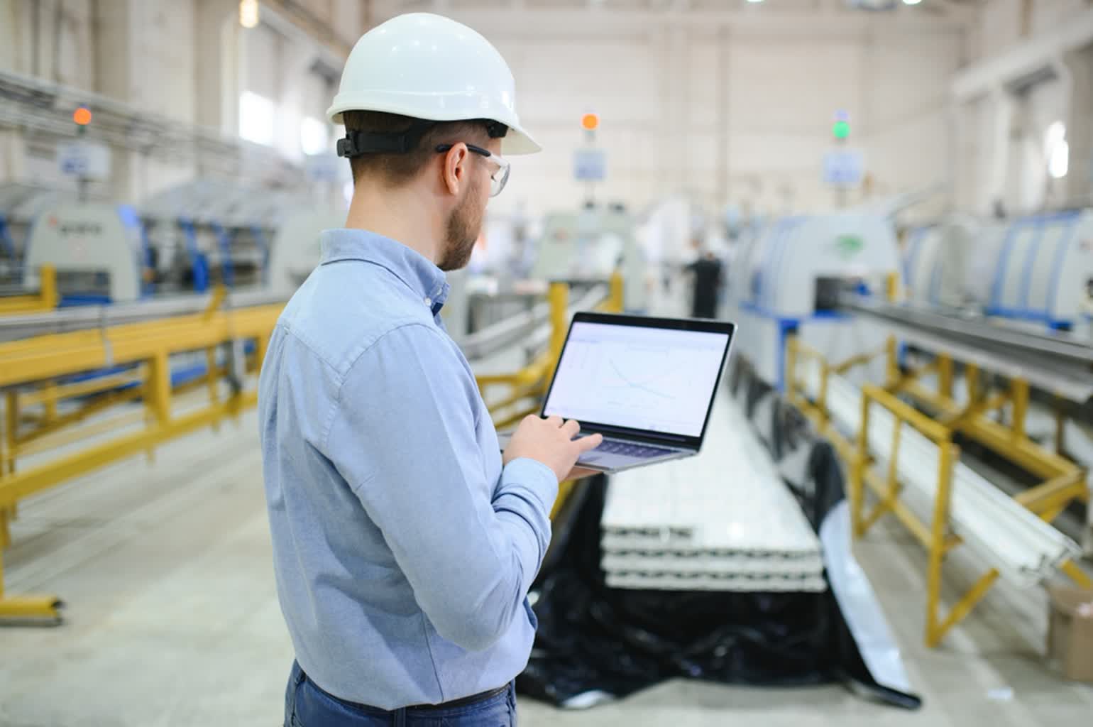 Inżynier przeprowadza wizję lokalną w zakładzie przemysłowym