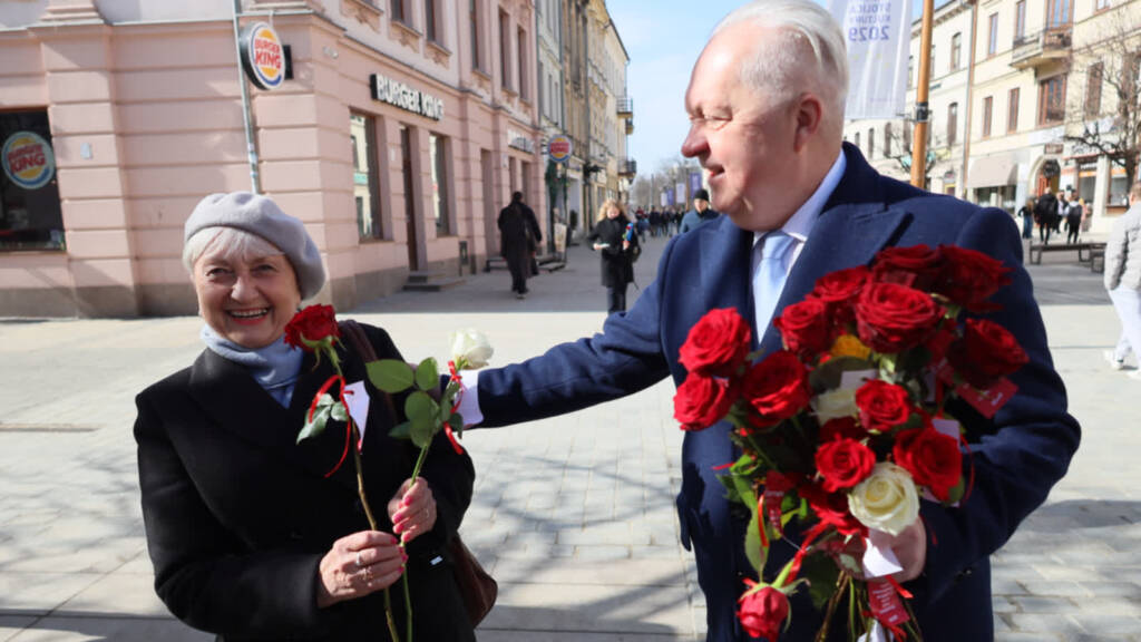 Nowa Lewica rozdała kwiaty na Dzień Kobiet 1 EAttachments9378132351e6a8cd2dfa951323454172f73b545 xl