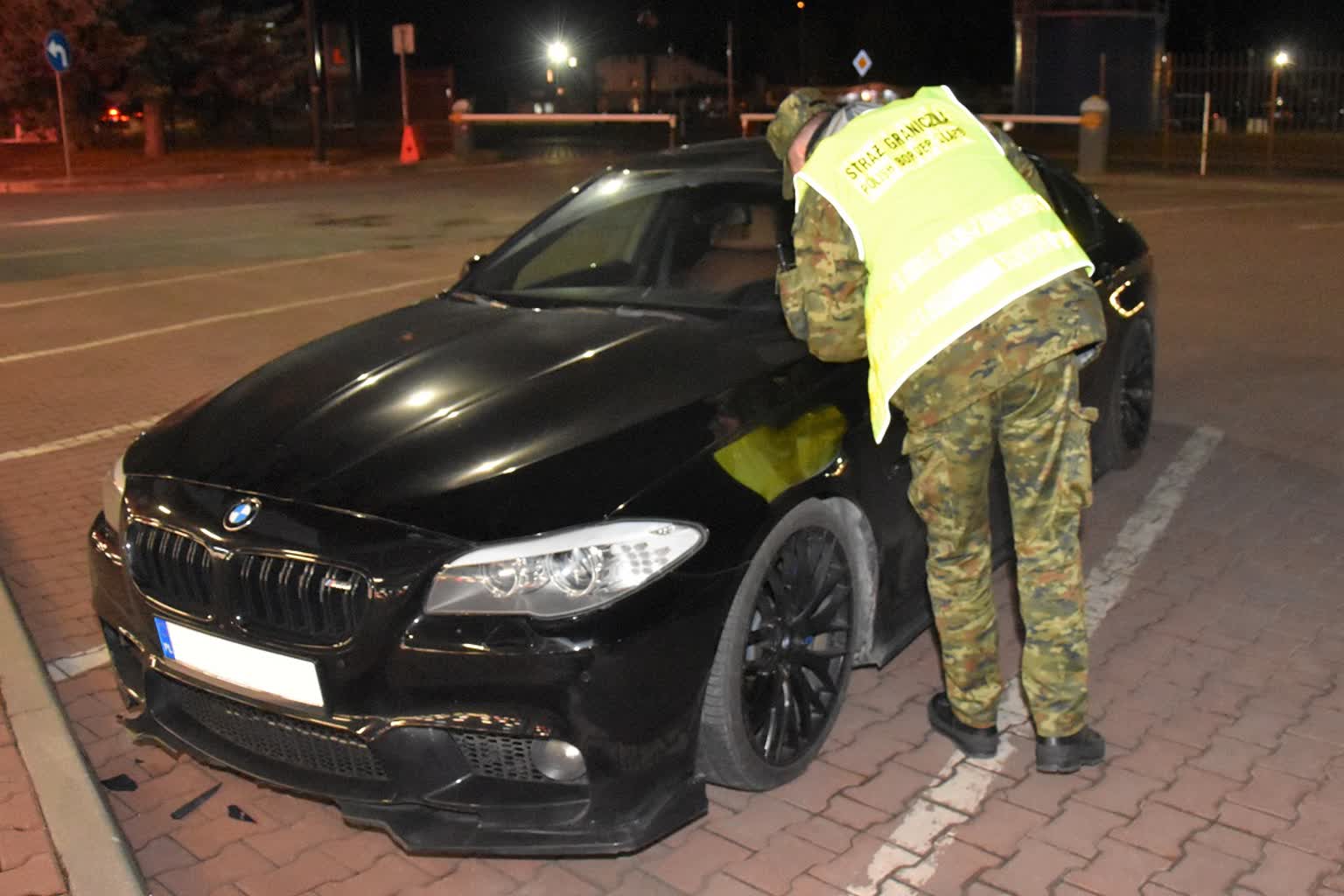 Staż graniczna odzyskała skradzione auto 2 12-341922.jpg