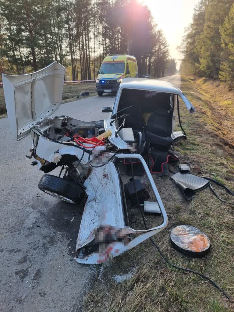 „Maluch" rozpadł się na dwie części. Poważny wypadek pod Biłgorajem 2 344-286666.jpg