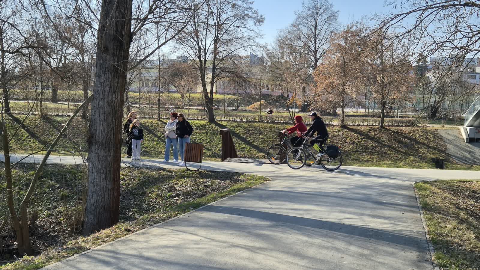 Lublinianie łapią słońce w Parku Ludowym. Po weekendzie nadejdzie ochłodzenie 3 bf3a3de7-14ad-40eb-aba5-cf35ce5daf8d.jpg