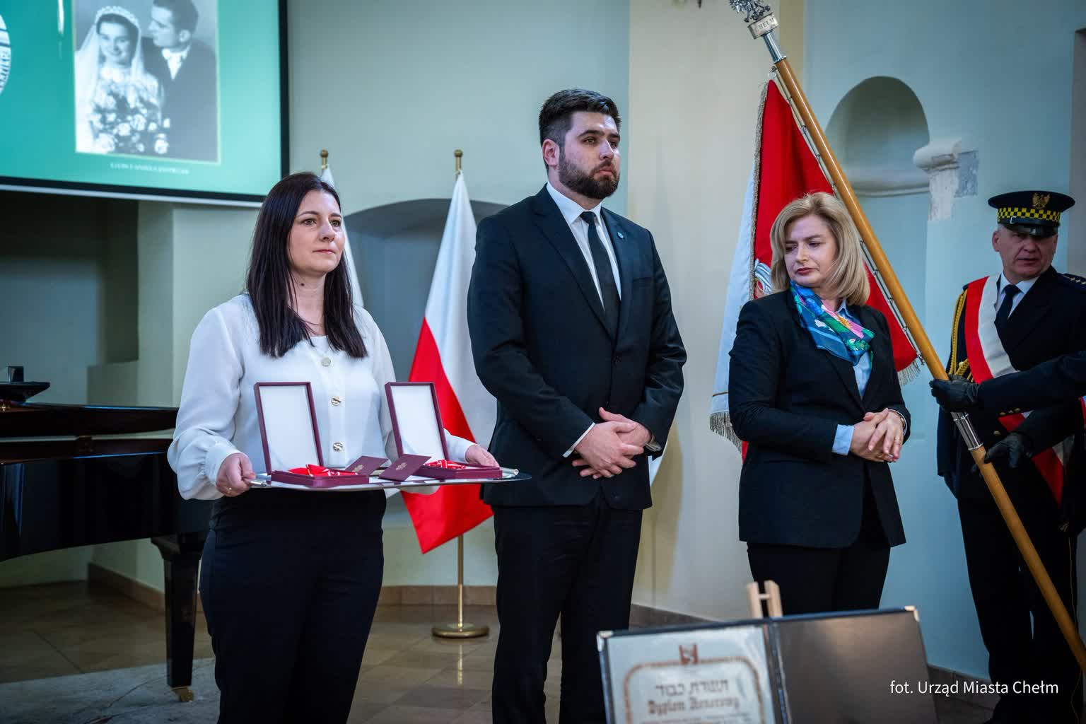 Uratował rodzinę Singerów. Leon Jastrząb z Chełma Sprawiedliwym wśród Narodów Świata 2 654001943_1313150707509411_2132544430297126520_n.jpg