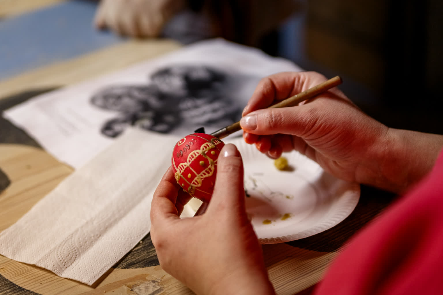 „Są symbolem życia”. Tradycyjne malowanie pisanek w lubelskim skansenie [ZDJĘCIA]