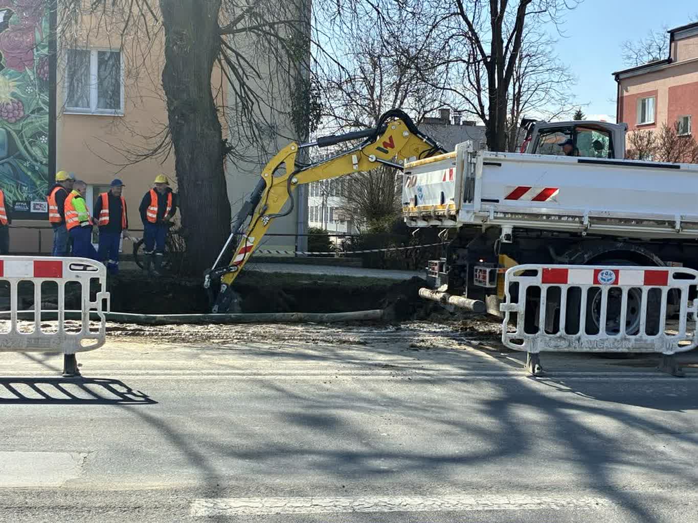 Awaria magistrali wodociągowej w Zamościu. Spadki ciśnienia w całym mieście 3 650813090_1229995345783576_2121058455979827613_n.jpg