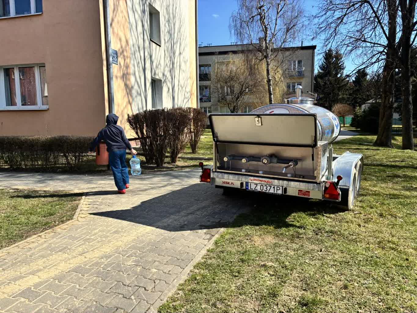 Zamość: osiedle Peowiaków wciąż bez wody. Beczkowozy ratują mieszkańców 3 657703060_875354558883361_939351099897233754_n.jpg