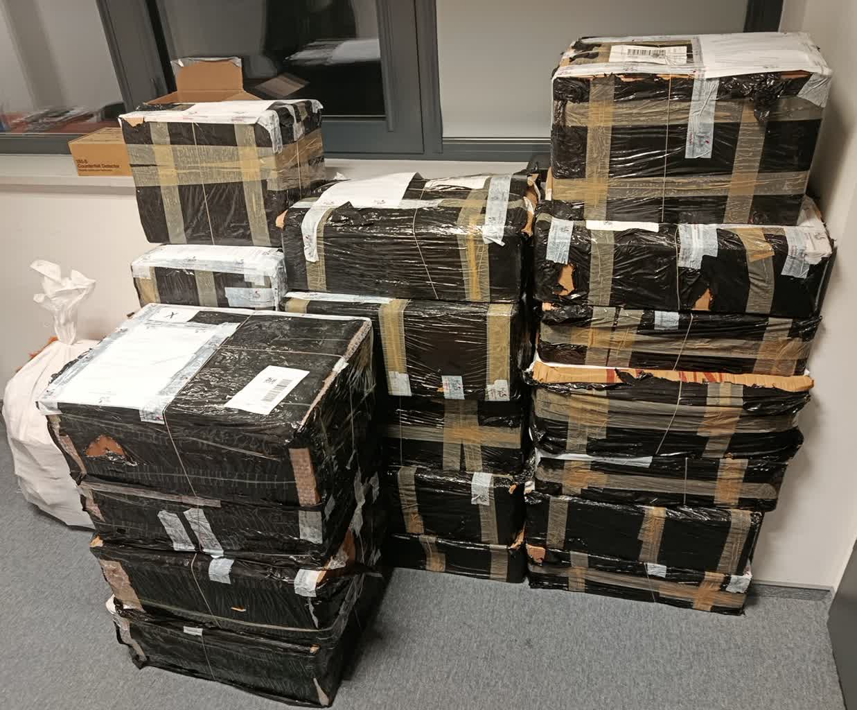 Akcja celników w Świdniku. Przejęto tysiące podróbek perfum 2 zdj2.jpg