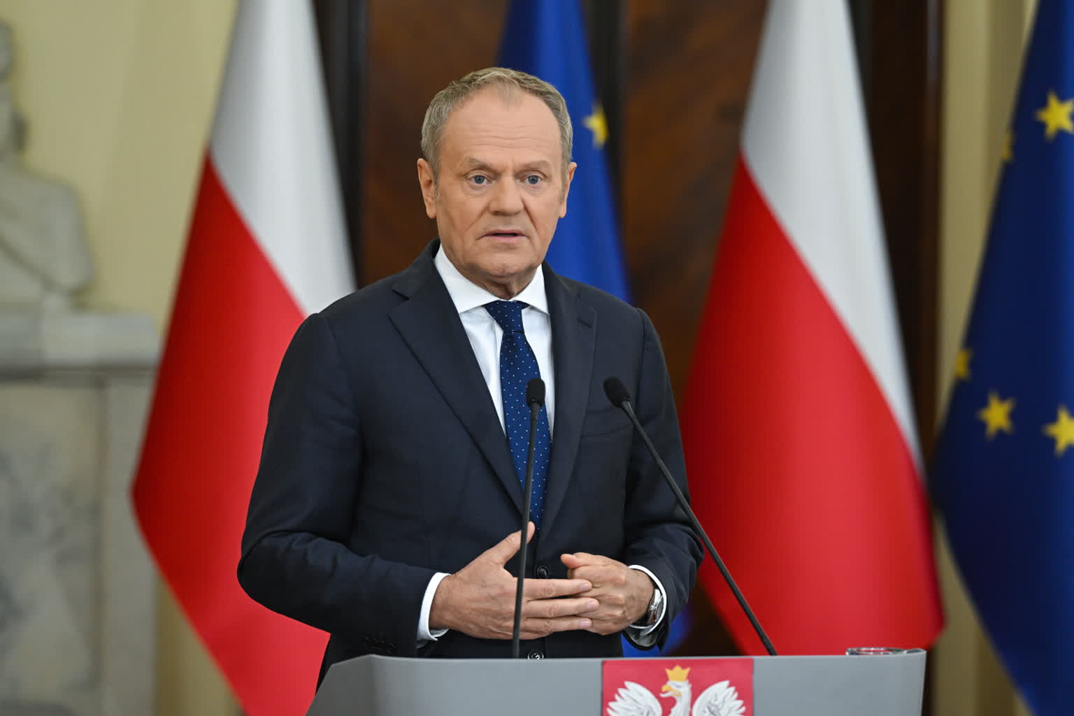 Premier: rząd chce obniżyć VAT na akcyzę i paliwa