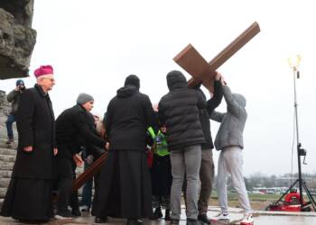 Symbolika i wiara. Droga krzyżowa na Majdanku 2 EAttachments94161787ff16233b2621d5ebdef148c1fb91ee0 xl