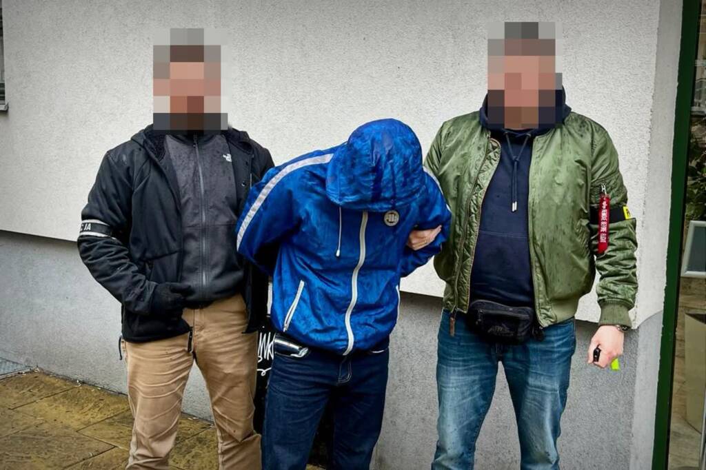 Zapukał jako „policjant”, wyszedł w kajdankach. Oszust zatrzymany w Lublinie 1 EAttachments94172174f0b5a60fdd95e2c322eb0d04bb394c1 xl