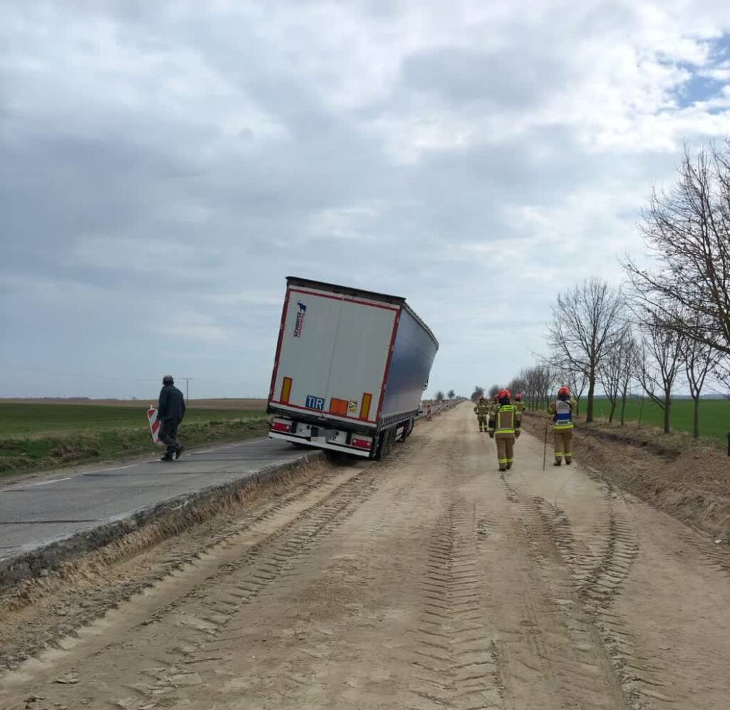 Zablokowana DW 812. Ciężarówka zawisła na remontowanym odcinku 2 EAttachments942043720675e1496e51d2f08429cabd7c17905 xl