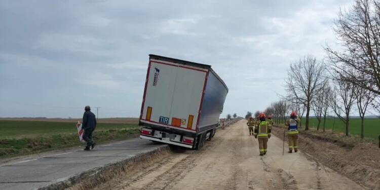 Zablokowana DW 812. Ciężarówka zawisła na remontowanym odcinku 1 EAttachments942043720675e1496e51d2f08429cabd7c17905 xl