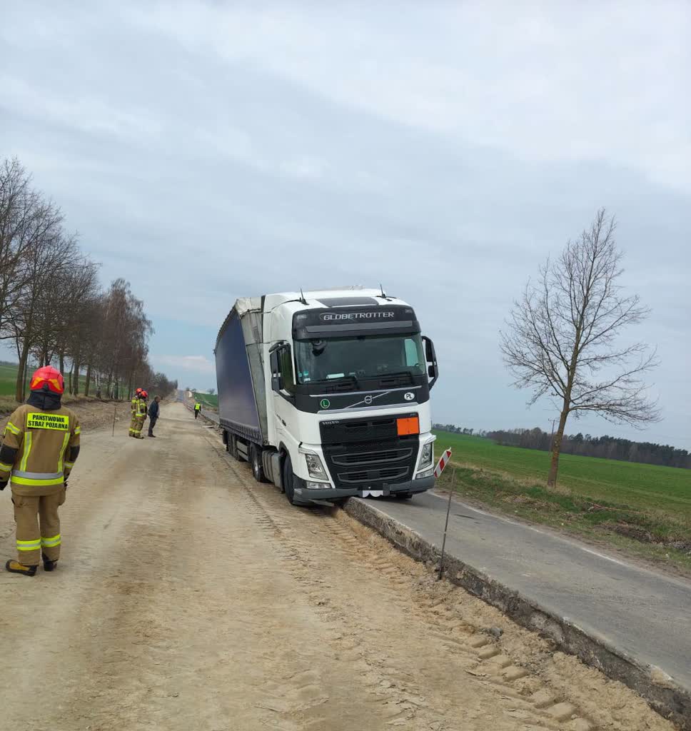 Zablokowana DW 812. Ciężarówka zawisła na remontowanym odcinku 2 659518197_883467328033373_3891968120801793066_n.jpg