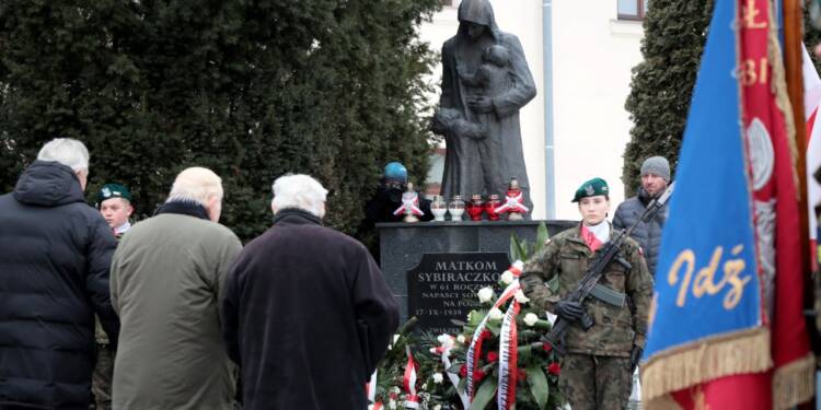 2023-02-10T12:45:47:23 ,  Fot. Piotr Michalski  2023.02.10. LUBLIN . 83. ROCZNICA MASOWYCH DEPORTACJI POLAKOW NA SYBIR. POMNIK MATKI SYBIRACZKI .
FOT. PIOTR MICHALSKI