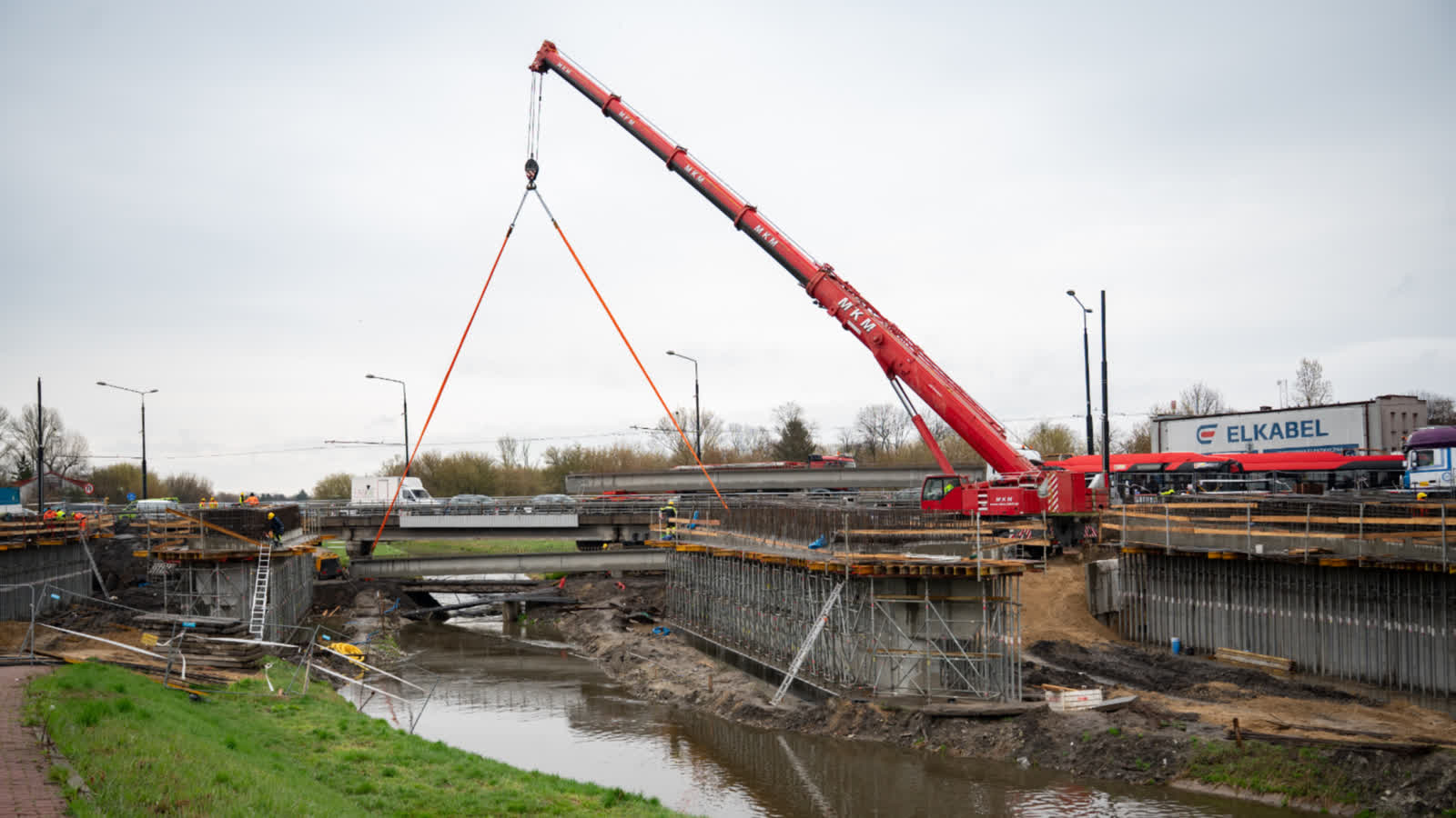 Kolejny etap budowy mostu! Praca wre na Al. Unii Lubelskiej