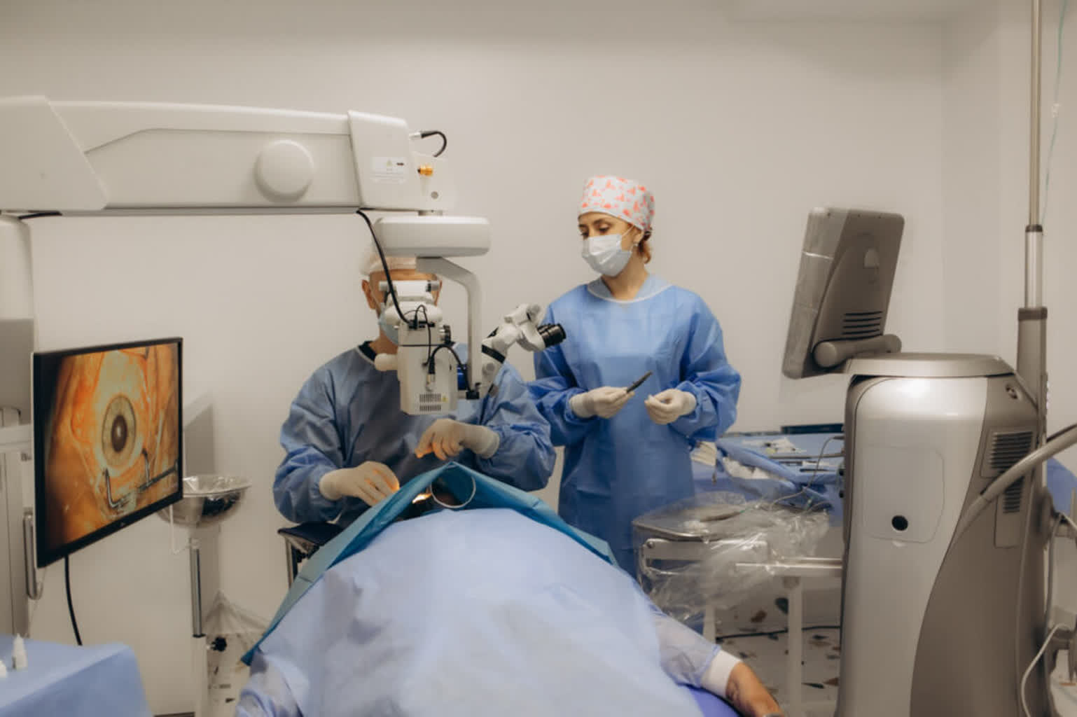 Nowoczesny mikroskop dla szpitala w Charkowie. Lubelscy okuliści i Caritas razem dla Ukrainy