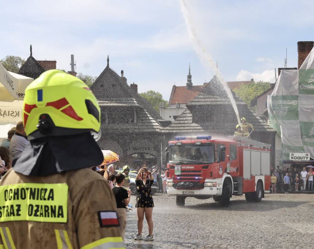 Strażacy przejmują rynek! Śmigus-dyngus w Kazimierzu Dolnym 2 EAttachments94315961de55b035fa81e5d18f2bfd9c6913798 xl
