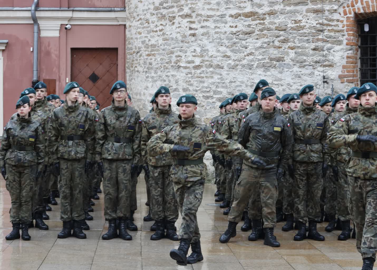 Armia kusi nie tylko zarobkami. Czy warto założyć mundur? 5 EAttachments9035238dd9e7295037b880dfb3060cd87595abe_xl.jpg