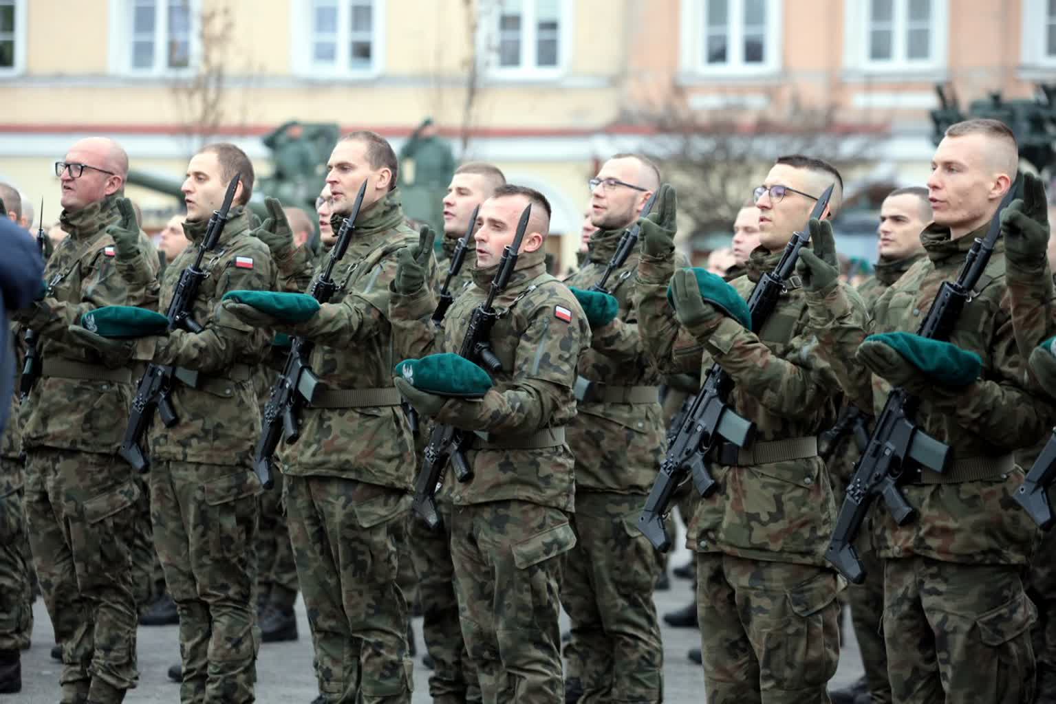 Armia kusi nie tylko zarobkami. Czy warto założyć mundur? 3 EAttachments9200425cb34db1ca8db909577435b5761c18035_xl.jpg